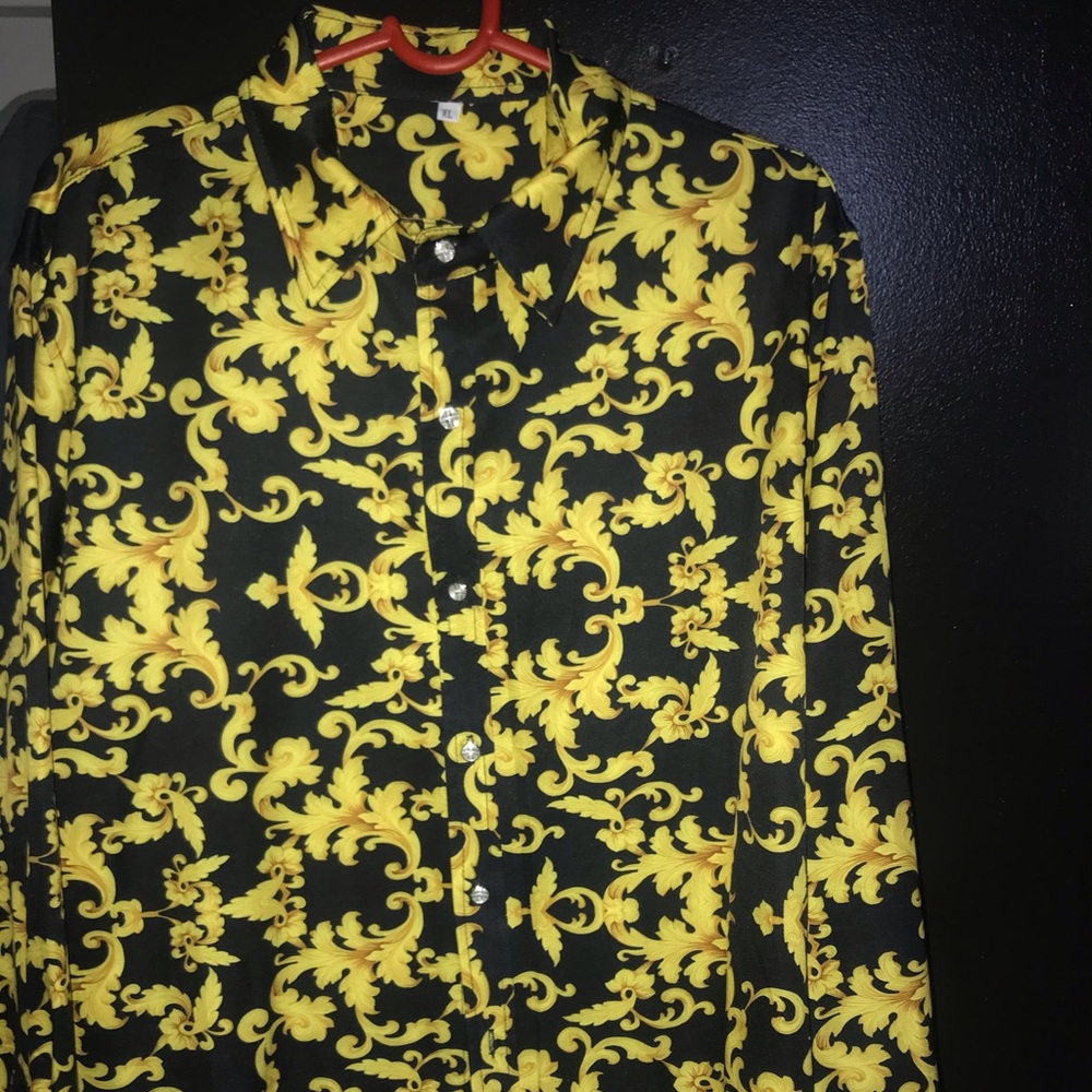 Long sleeve bright and fashionable shirt